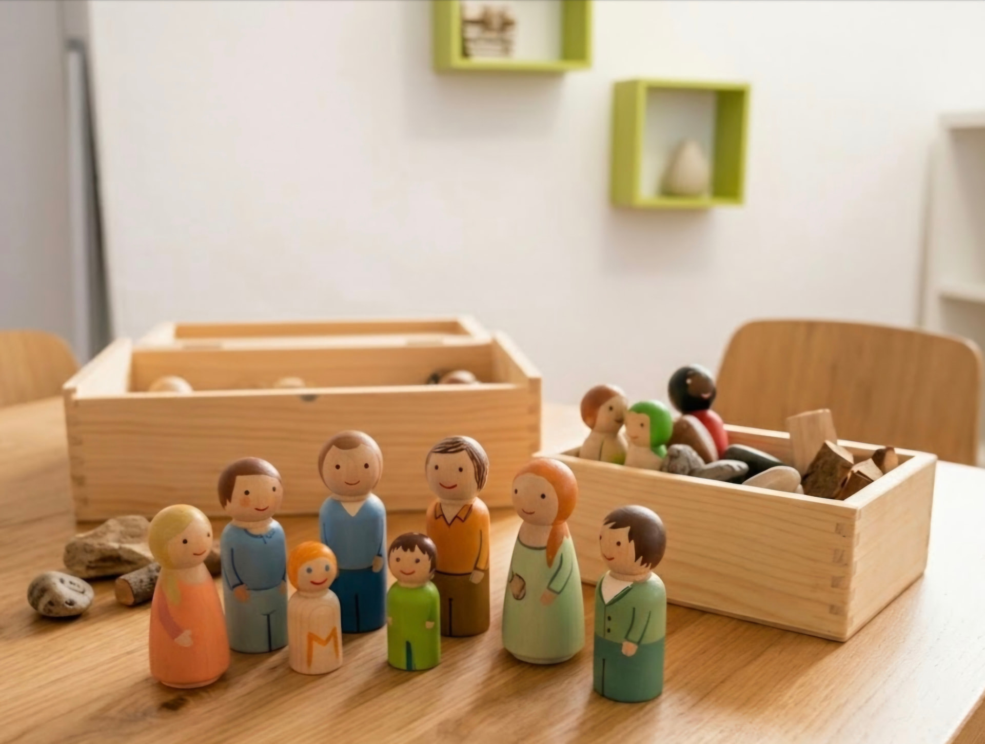 Bunte Holzfiguren und Materialien auf einem Tisch in der Psychotherapie