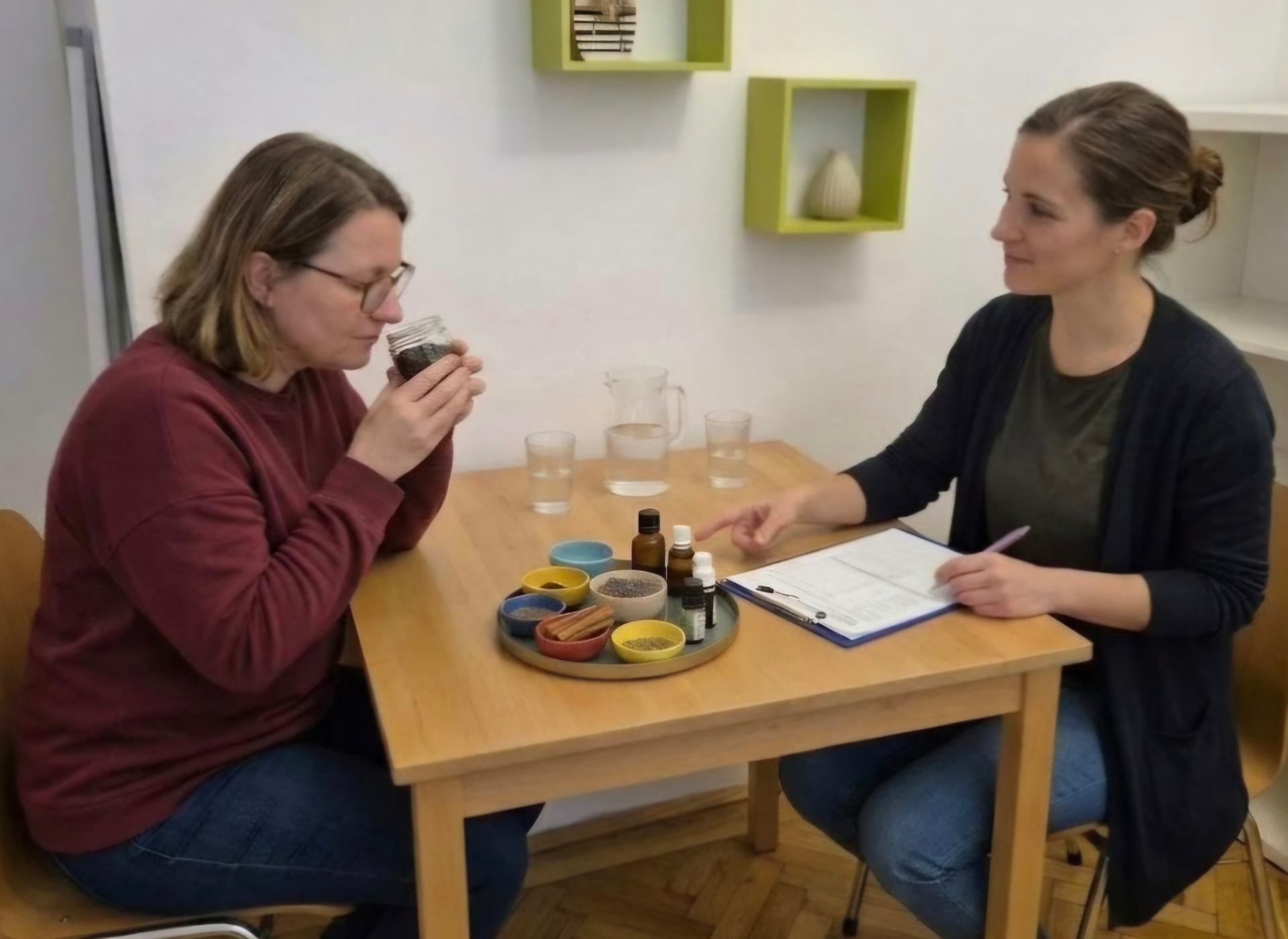 Ergotherapeutische Einheit mit einer Erwachsenen am Tisch mit sensorischen Materialien