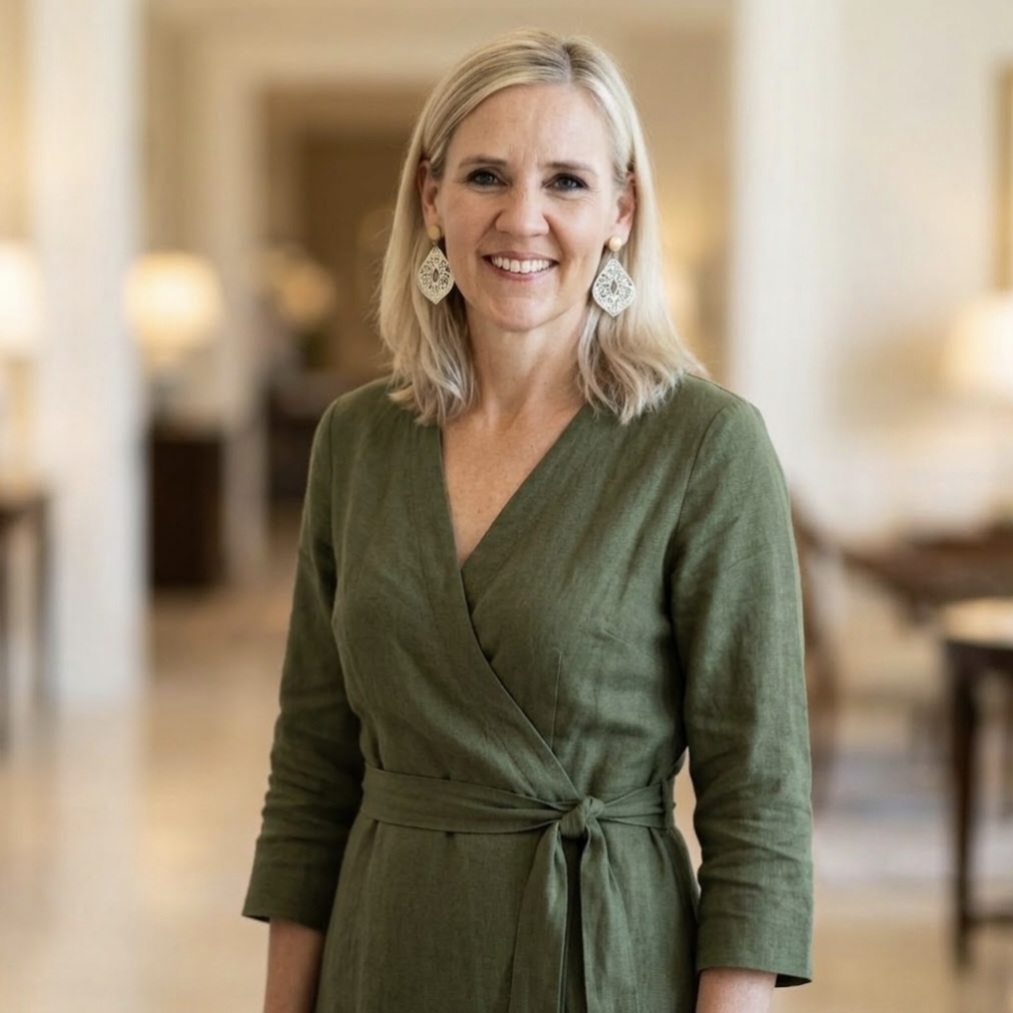 Mag.ª Patricia Weibold, Praxisgründerin, im grünen Kleid